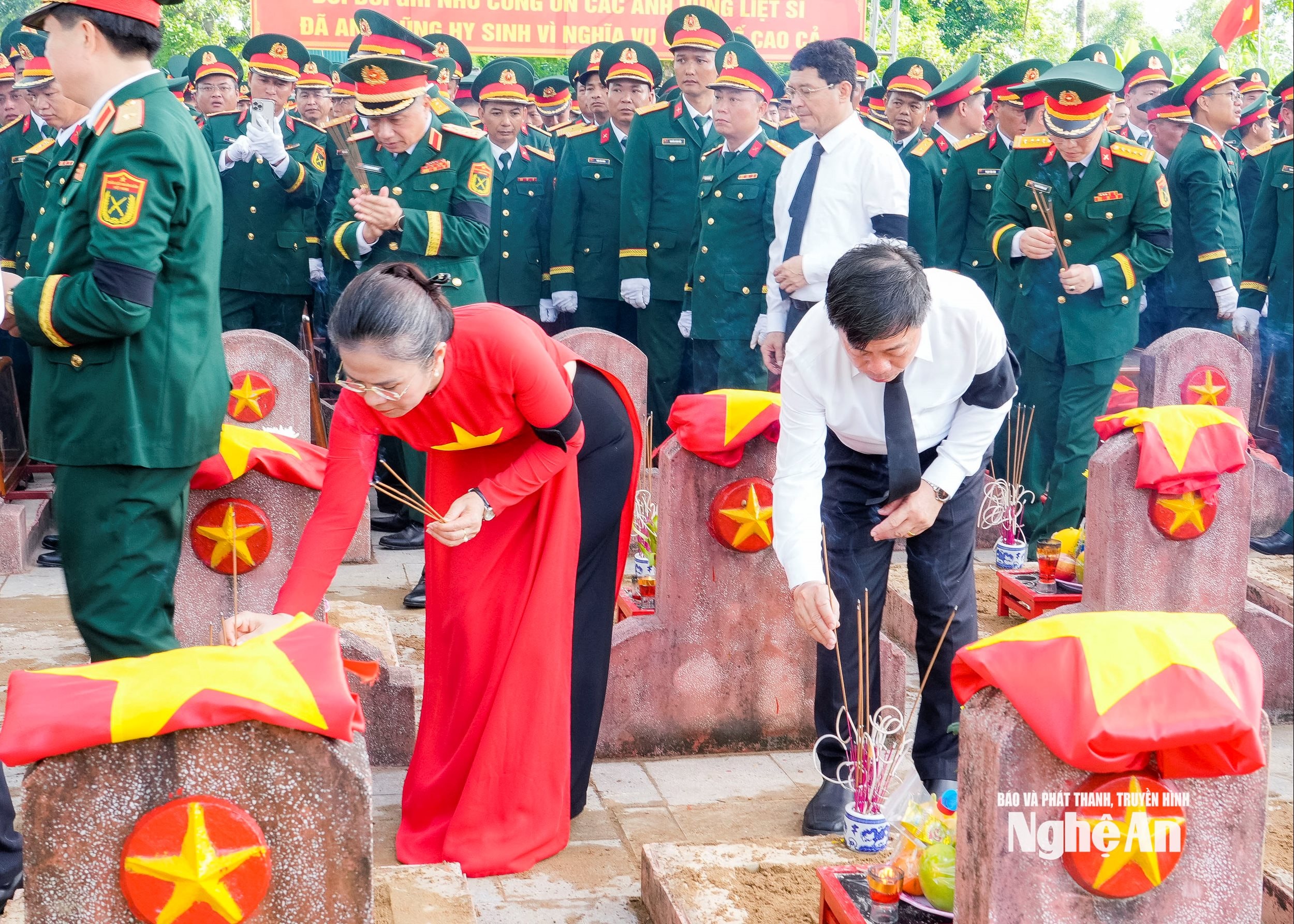 Các đại biểu thắp hương lên các phần mộ của các liệt sĩ. Ảnh: Phạm Bằng