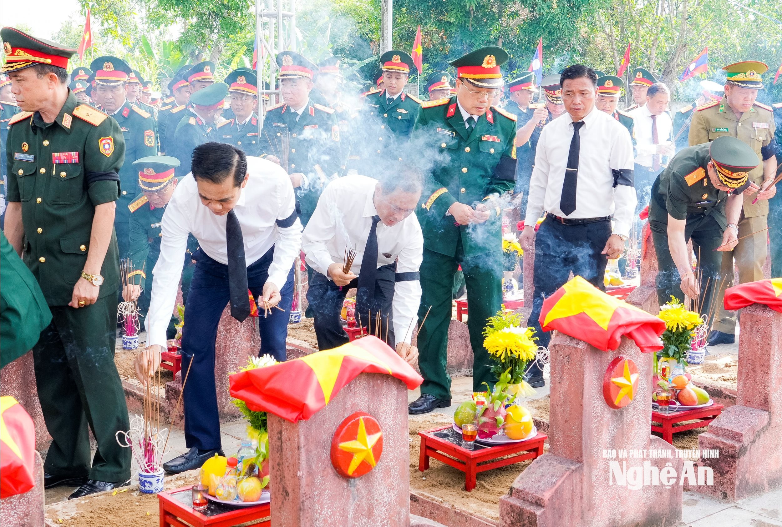 Các đại biểu thắp hương lên các phần mộ của các liệt sĩ. Ảnh: Phạm Bằng