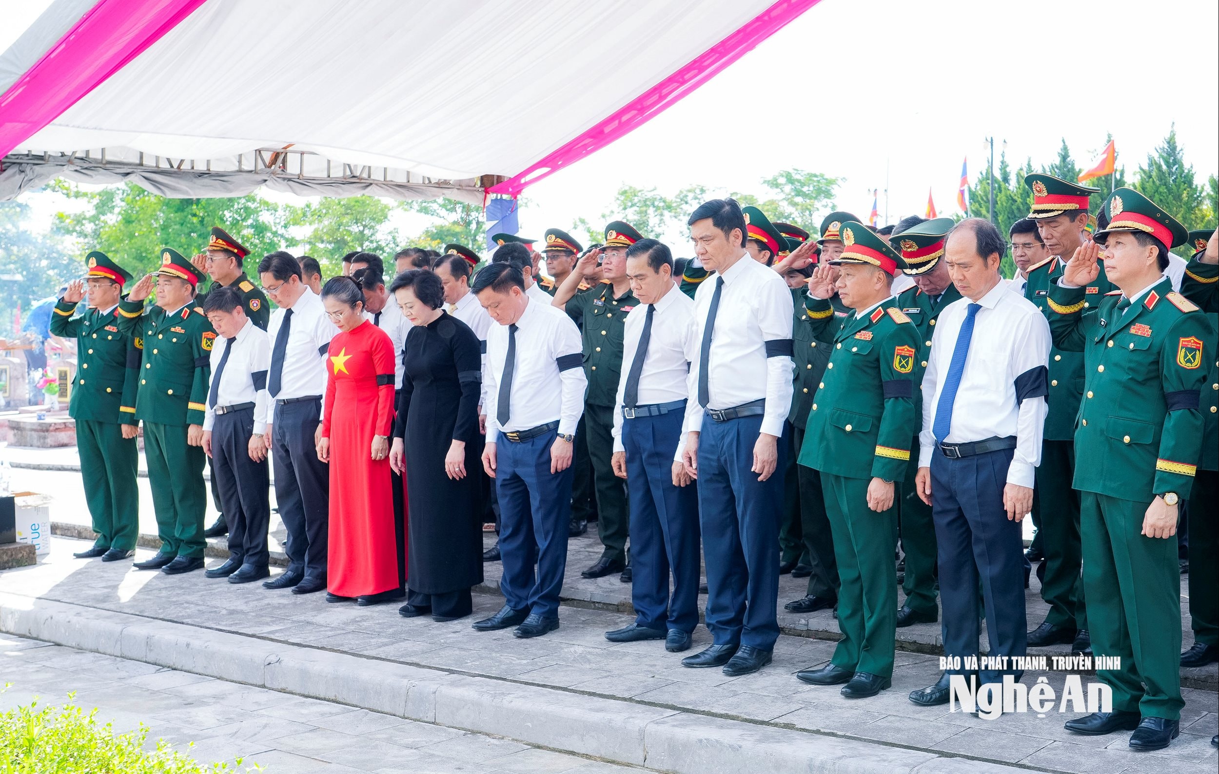 Các đại biểu dự lễ thành kính tưởng niệm, tri ân sâu sắc sự hy sinh anh dũng của các anh hùng liệt sĩ. Ảnh: Phạm Bằng