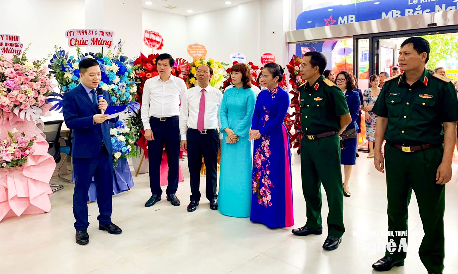 Các đại biểu nghe giới thiệu hoạt động của Ngân hàng MB Bắc Nghệ An. Ảnh Dương Cầm
