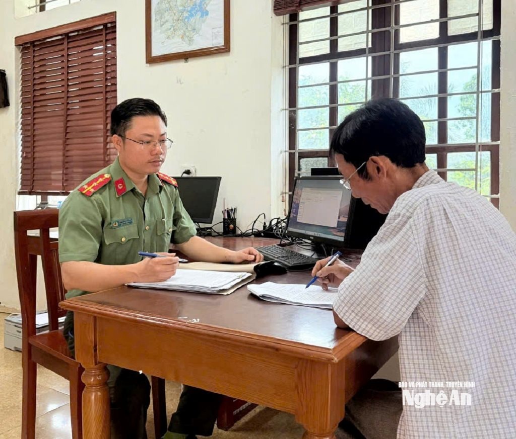 Cán bộ Công an làm việc với đối tượng