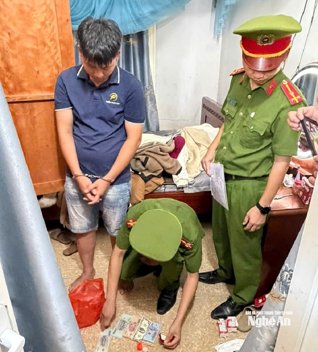 Công an bắt giữ đối tượng và tang vật