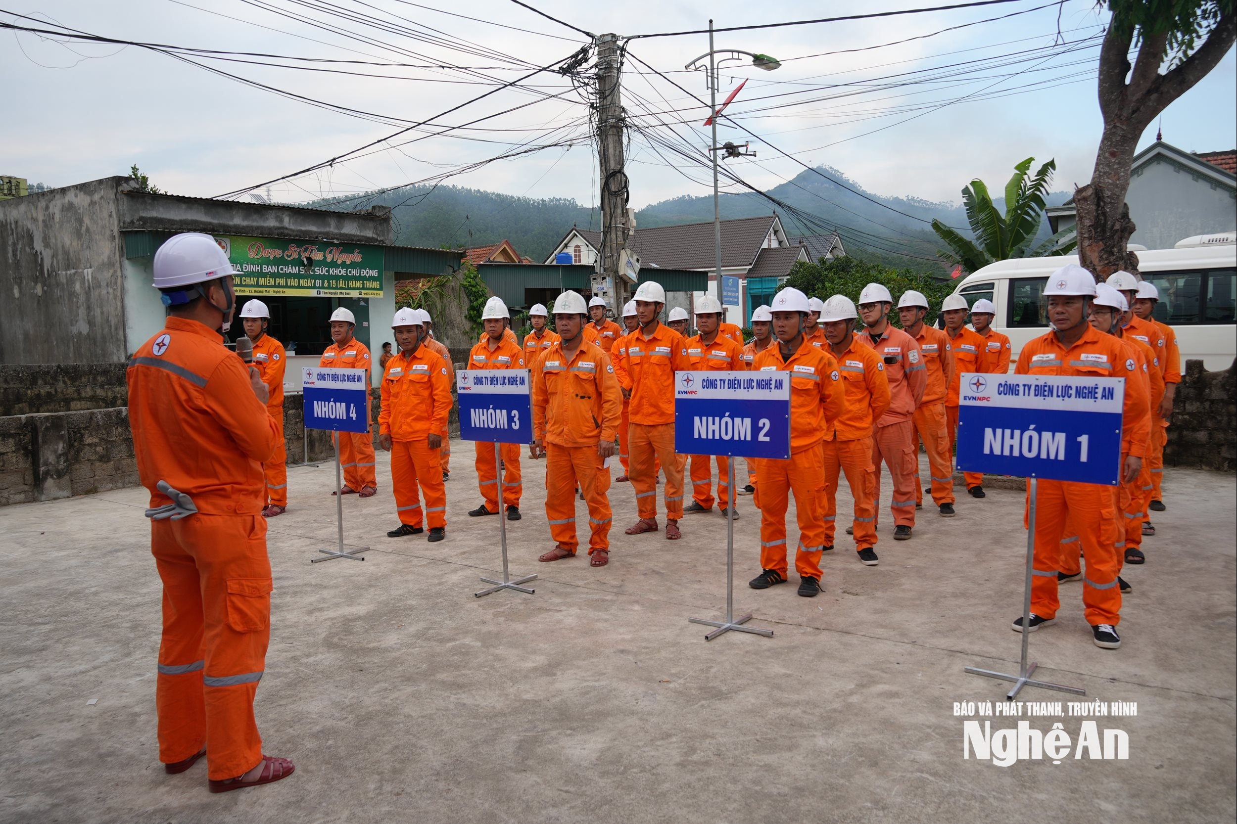 Ông Phạm Công Thành, Giám đốc Công ty Điện lực Nghệ An trực tiếp chỉ đạo chương trình ra quân thực hiện công xưởng hóa công tơ, chỉnh trang lưới điện, góp