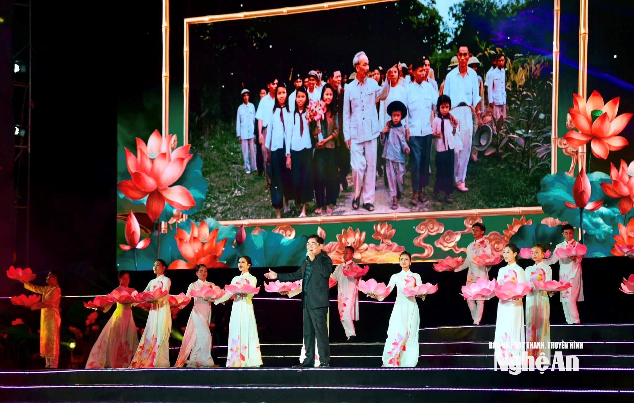 Ca khúc “Người về thăm quê” để lại nhiều xúc động trong lòng nhân dân và du khách gần xa. Ảnh: Võ Khánh