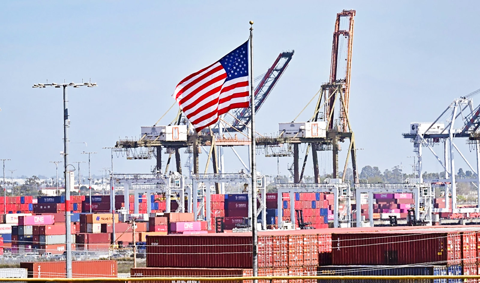 Container tại cảng Long Beach, bang California, Mỹ, tháng 3-2024. Ảnh AFP