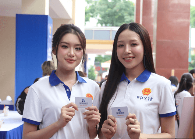 Hoa hậu Phan Phương Oanh và Á hậu Lê Thị Thu Trà cùng đăng ký hiến tạng