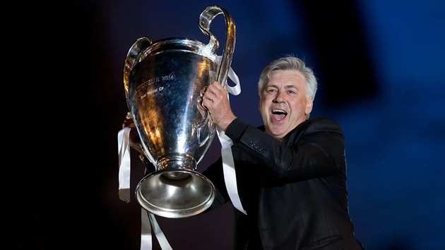Huấn luyện viên Carlo Ancelotti và chiếc cúp Champions League.