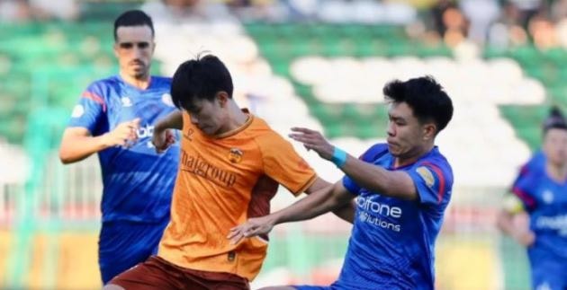 Các cầu thủ PVF-CAND trong nỗ lực tìm kiếm điểm số để trụ hạng tại V-League.