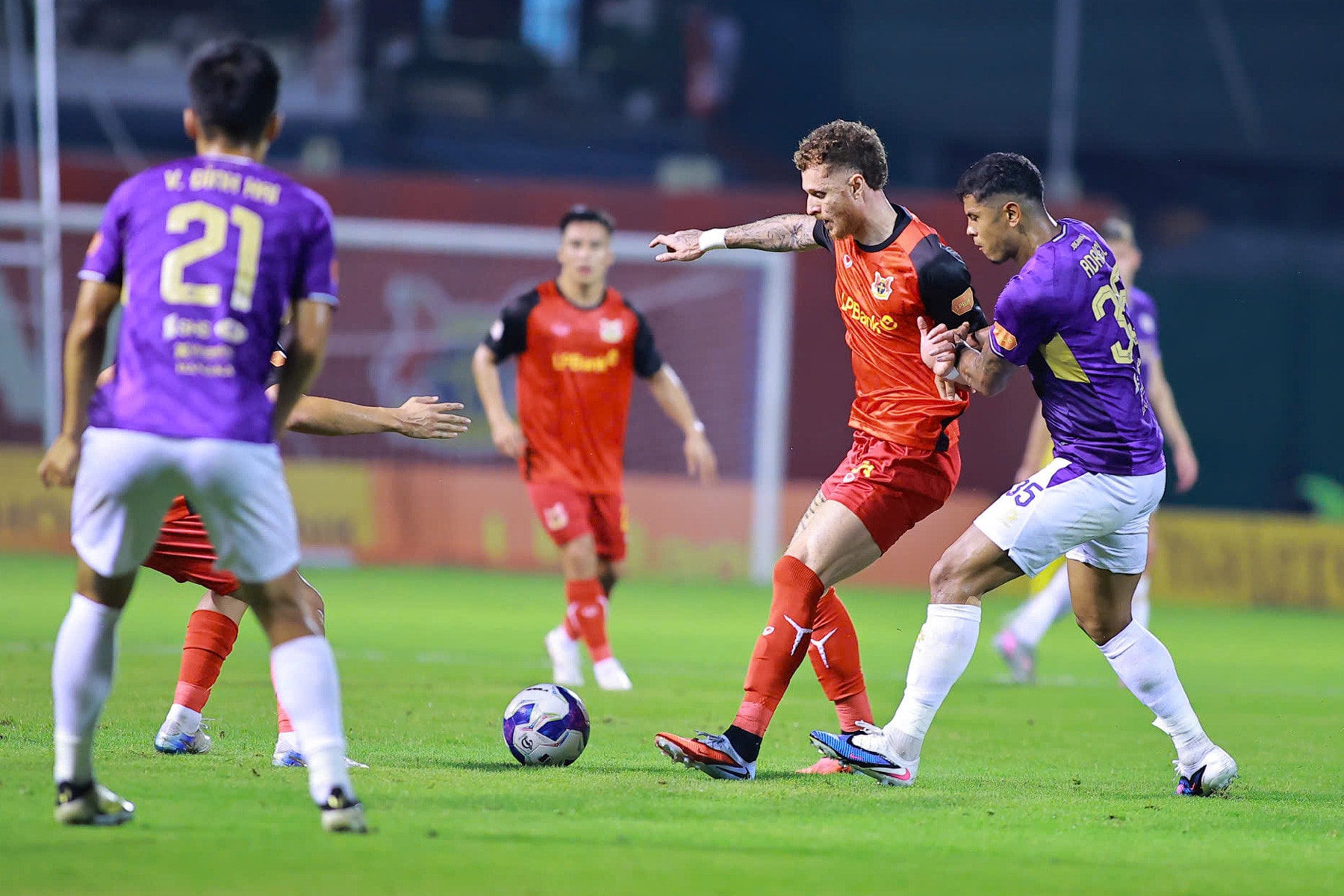 Cuộc đua giành vị trí thứ 3 trên bảng xếp hạng giữa Ninh Bình và Hà Nội FC diễn ra quyết liệt.