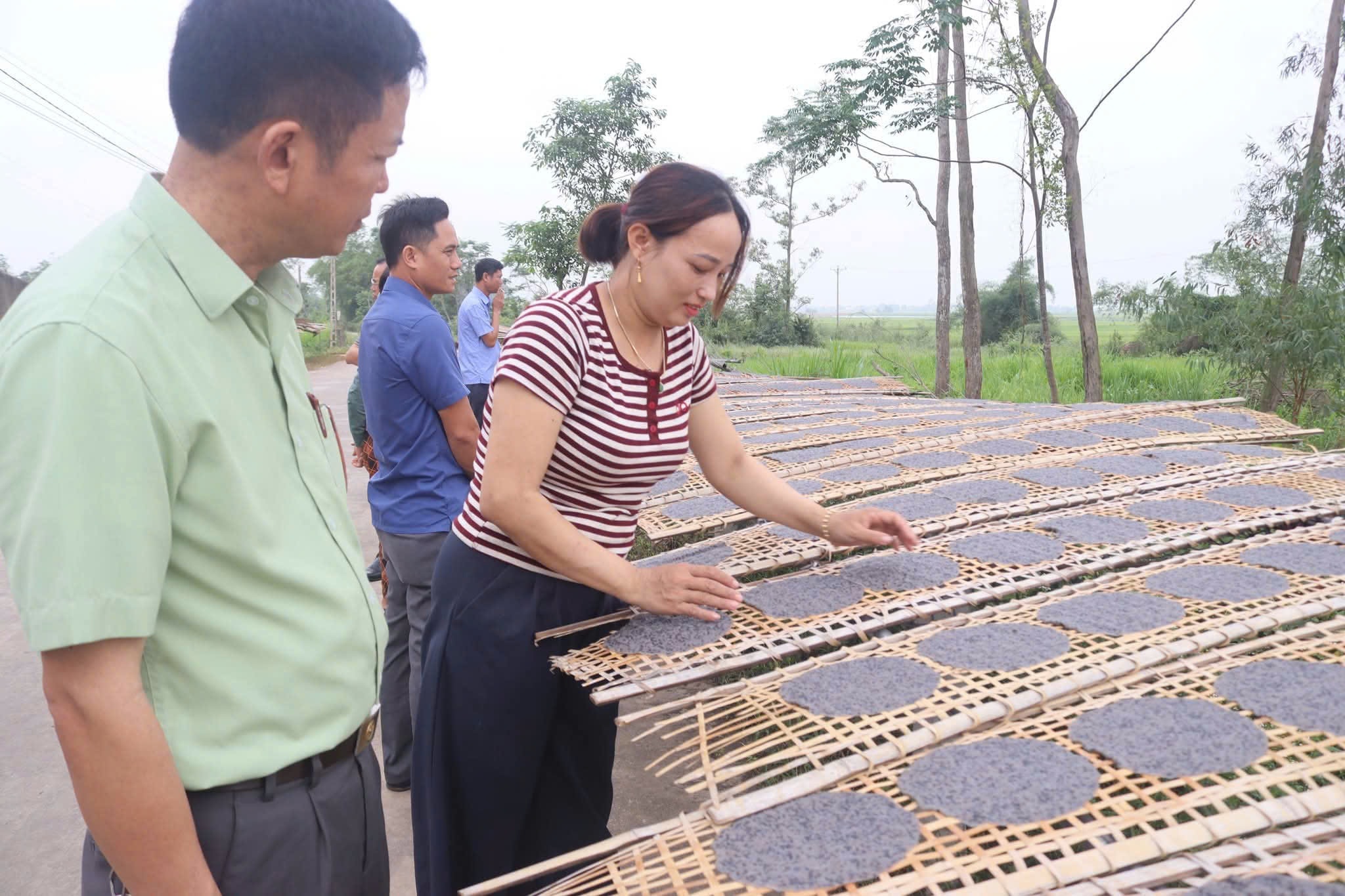 Người dân Bạch hà phơi bánh đa