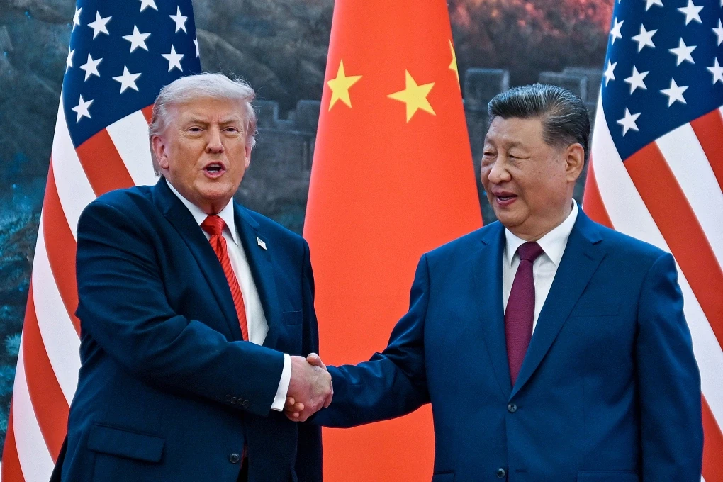 Tổng thống Mỹ Donald Trump (trái) và Chủ tịch Trung Quốc Tập Cận Bình bắt tay tại Đại lễ đường Nhân dân ở Bắc Kinh ngày 14-5. Ảnh AFP