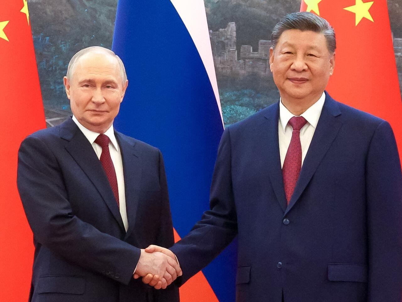 Tổng thống Nga Vladimir Putin thăm Chủ tịch Trung Quốc Tập Cận Bình tại Bắc Kinh, vài ngày sau chuyến thăm của lãnh đạo Mỹ Donald Trump AFP
