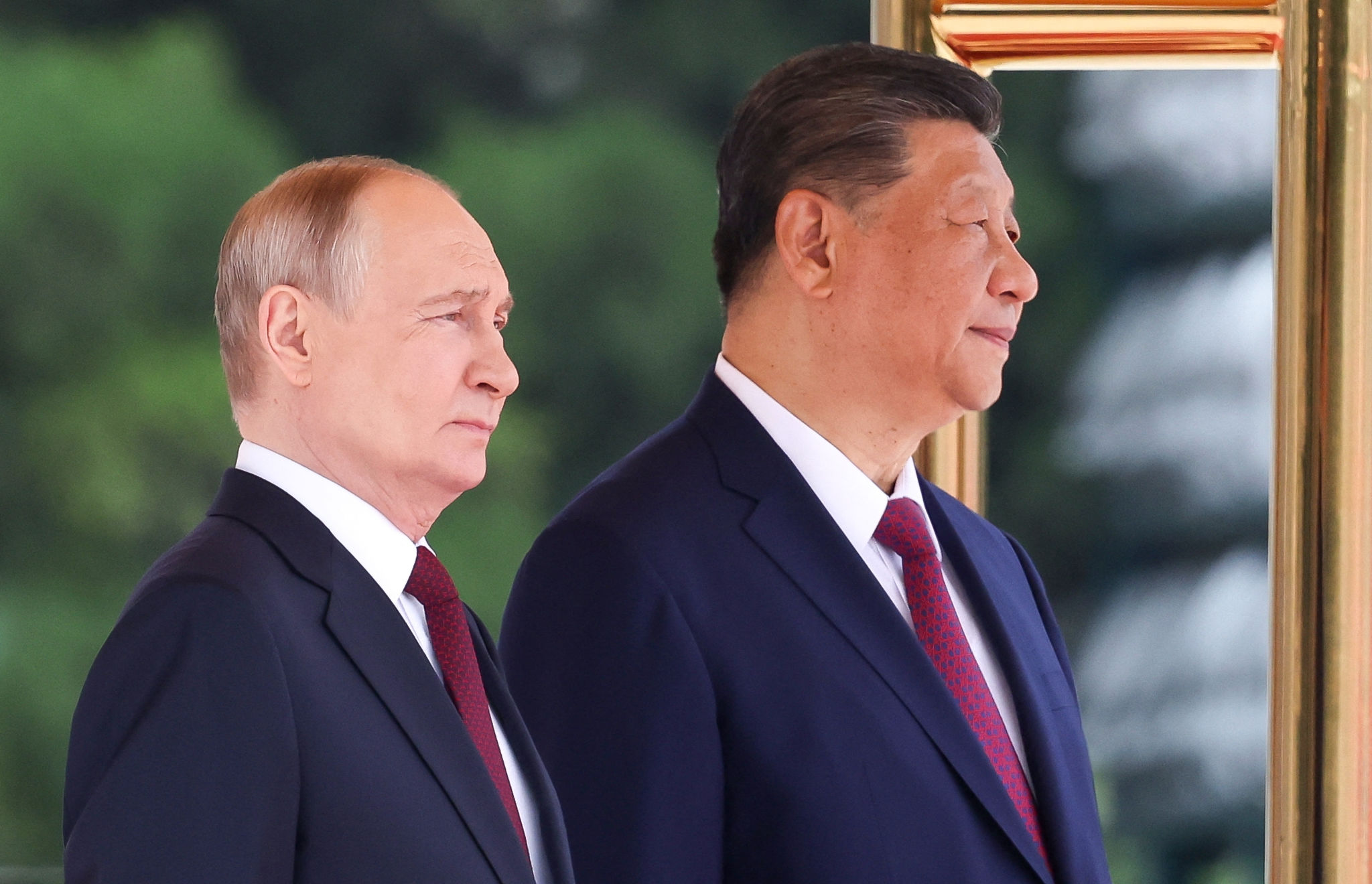 Tổng thống Nga Vladimir Putin và Chủ tịch Trung Quốc Tập Cận Bình tham dự lễ đón tiếp tại Đại lễ đường Nhân dân ở Bắc Kinh ngày 20 tháng 5. Ảnh AFP