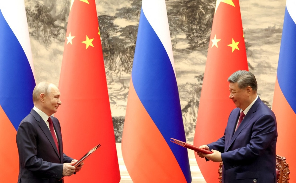 Tổng thống Nga Vladimir Putin và Chủ tịch Trung Quốc Tập Cận Bình trao đổi văn kiện trong một buổi lễ ký kết sau cuộc hội đàm tại Bắc Kinh vào ngày 20-5-2026 Ảnh AFP