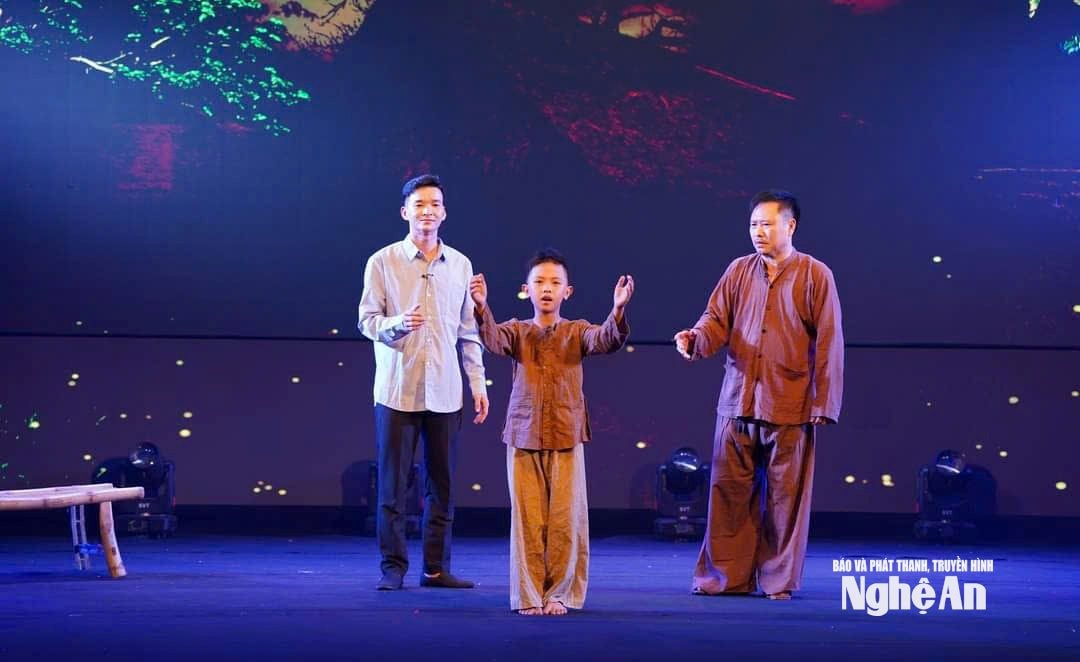  Nguyễn Công Minh trong vai Lý Tự Trọng lúc bé