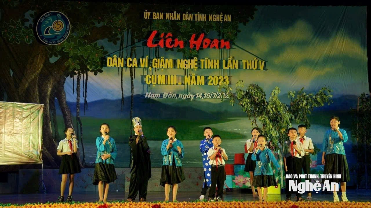 Công Minh đứng giữa trên sân khấu