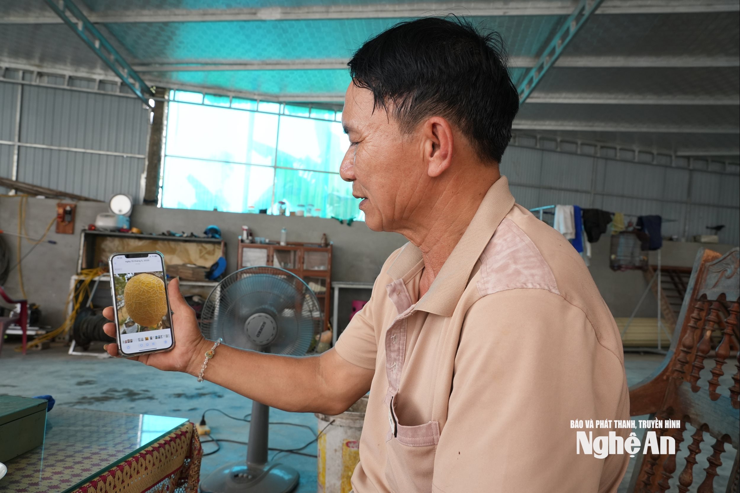 Người dân xóm 4, Đông Lộc ứng dụng công nghệ số vào quảng bá nông sản. Ảnh: TP