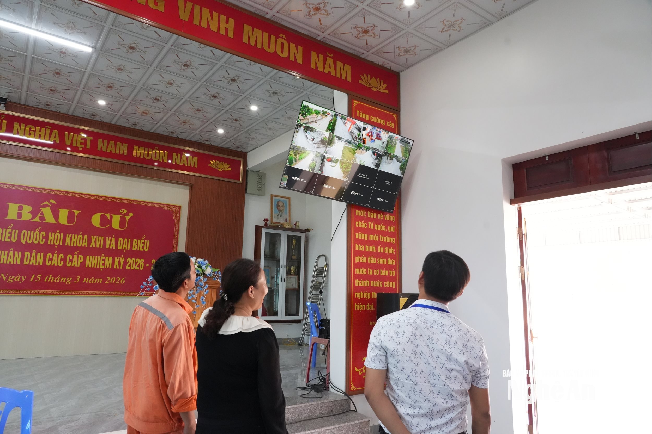 Với 12 mắt camera được kết nối Internet, an ninh xóm được thắt chặt.04794