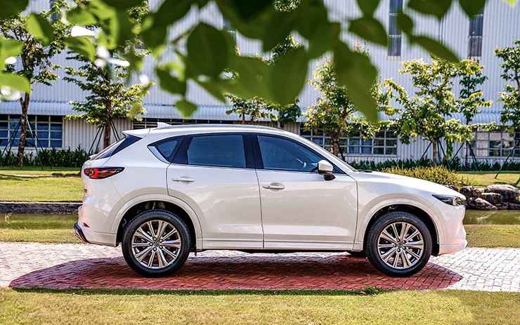 Đuôi xe Mazda CX-5 với đèn hậu LED và ống xả kép
