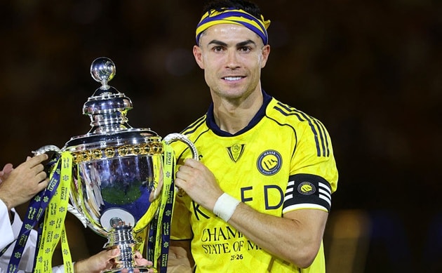 Ronaldo nâng cao cúp vô địch trong màu áo Al Nassr ở tuổi 41