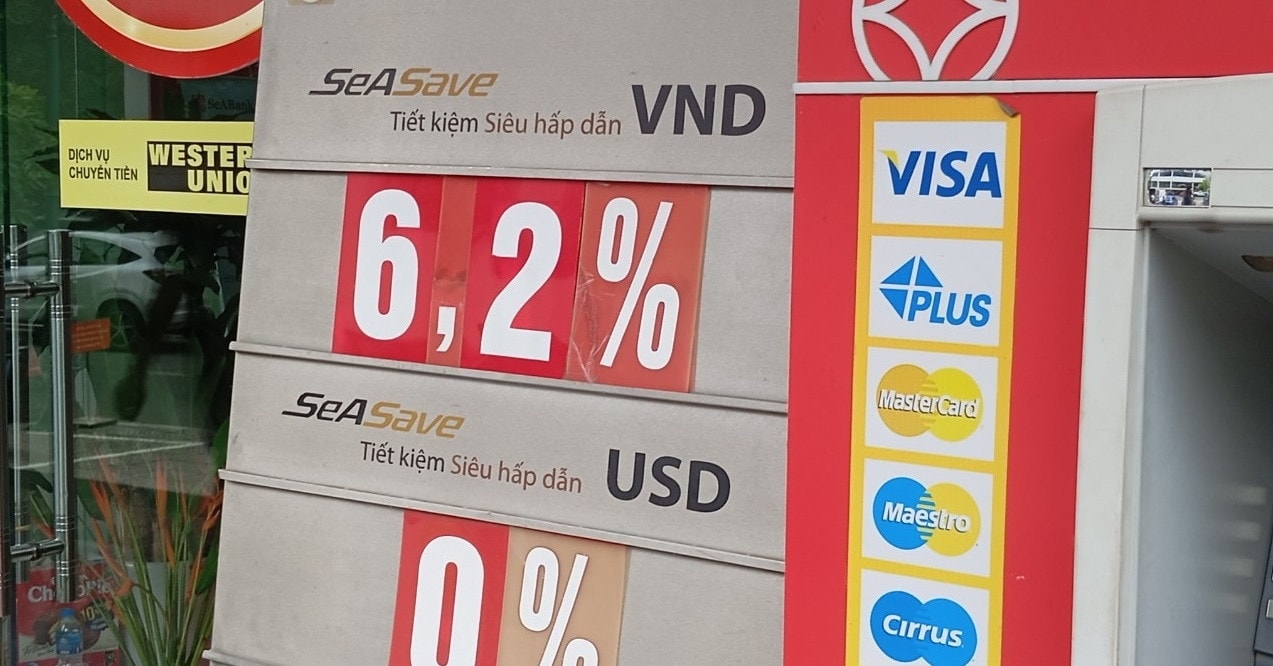 Khách hàng giao dịch gửi tiền tại quầy ngân hàng để hưởng lãi suất ưu đãi cao hơn niêm yết