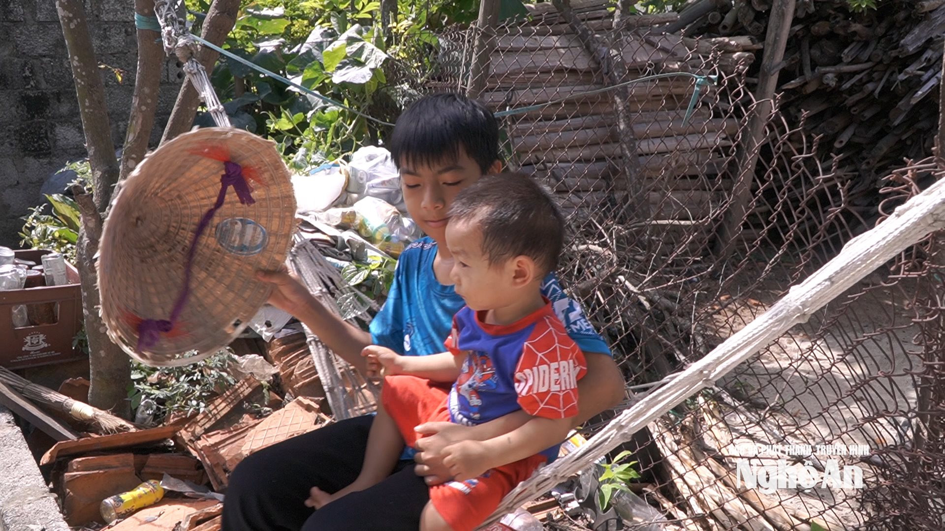 Bảo An trông em giúp mẹ