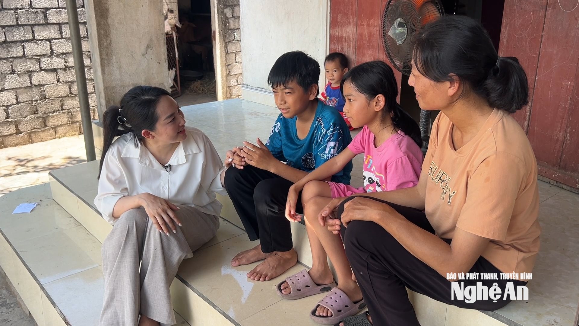mẹ con chị Hồ Thị Liên trò chuyện với phóng viên Nhịp cầu nhân ái