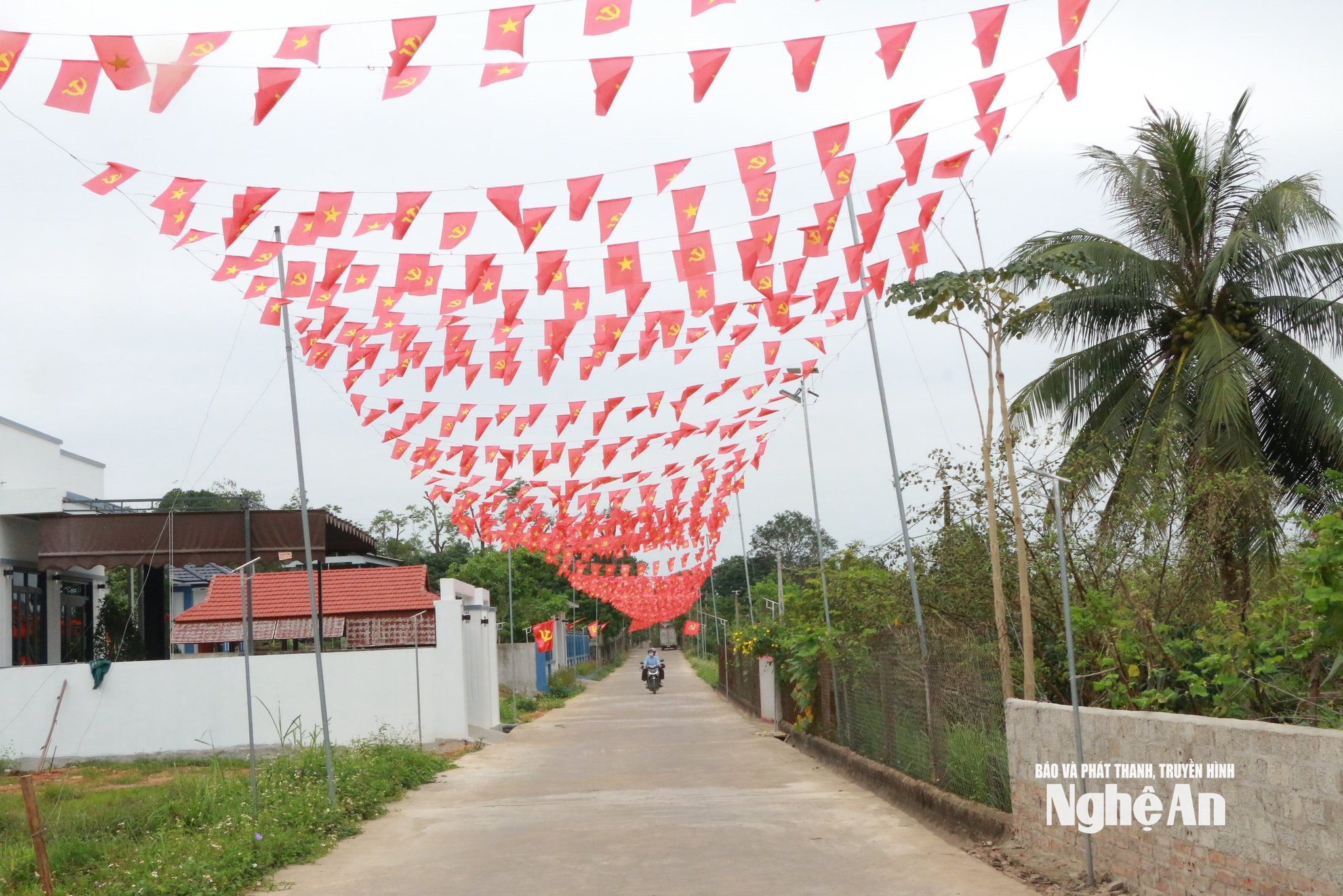 Một con đường nông thôn mới ở xóm Hồng Phúc. Ảnh KL