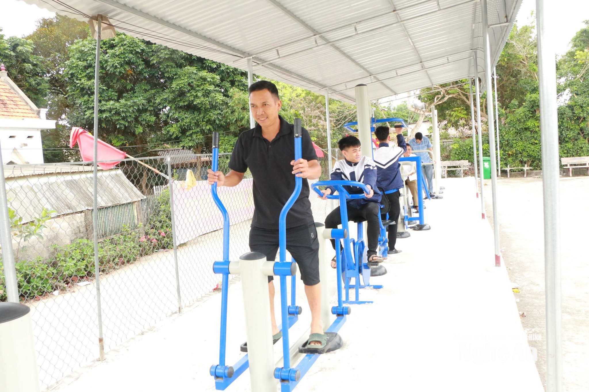 Nhà văn hoá xóm Hồng Thọ có thiết chế tập luyện thể thao đồng bộ để người dân luyện tập, vui chơi. Ảnh KL