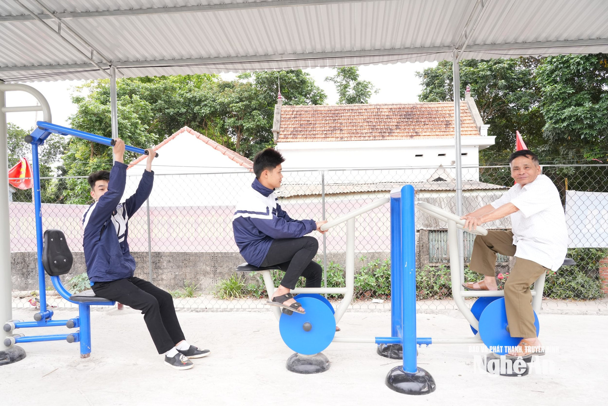 Nhà văn hoá xóm Hồng Thọ có thiết chế tập luyện thể thao đồng bộ để người dân luyện tập, vui chơi. Ảnh KL2