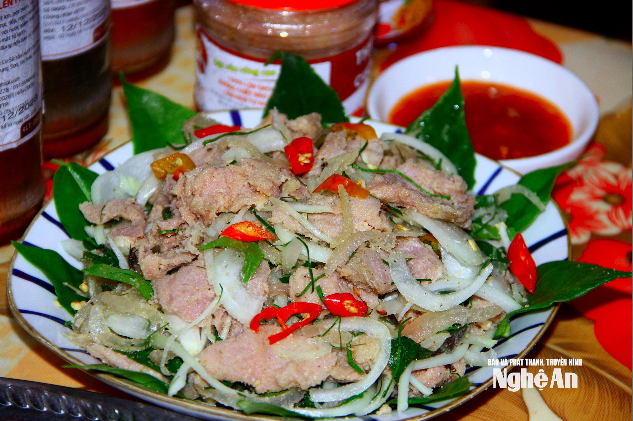 Thịt chua là món đặc sản đạt 3 sao OCOP trên địa bàn huyện Quế Phong ảnh Quang An