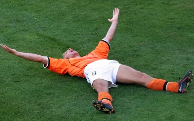 Dennis Bergkamp khống chế bóng trong trận gặp Argentina tại World Cup 1998.