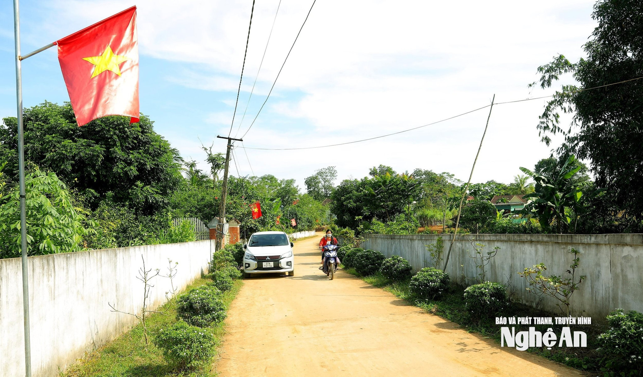 Nhiều tuyến đường nông thôn ở xã Nghĩa Mai được xây dựng khang trang, sạch đẹp. Ảnh NN