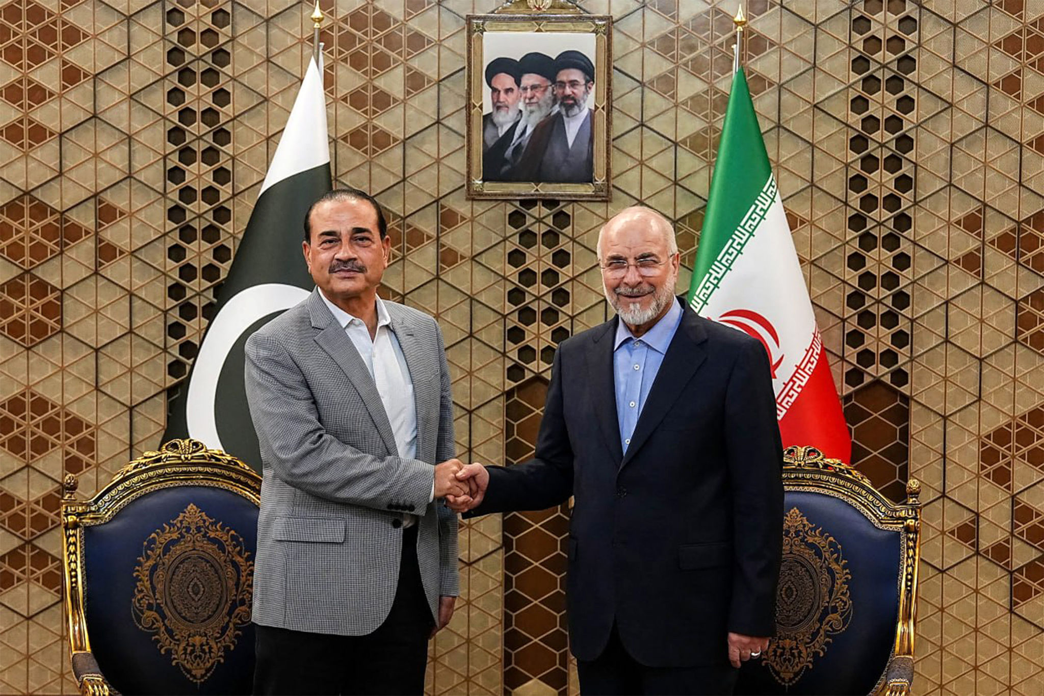 Chủ tịch Quốc hội Iran Mohammad Bagher Ghalibaf (phải) hội kiến Tư lệnh Lục quân Pakistan Syed Asim Munir tại thủ đô Tehran, ngày 23/5. Ảnh: AFP/ICANA