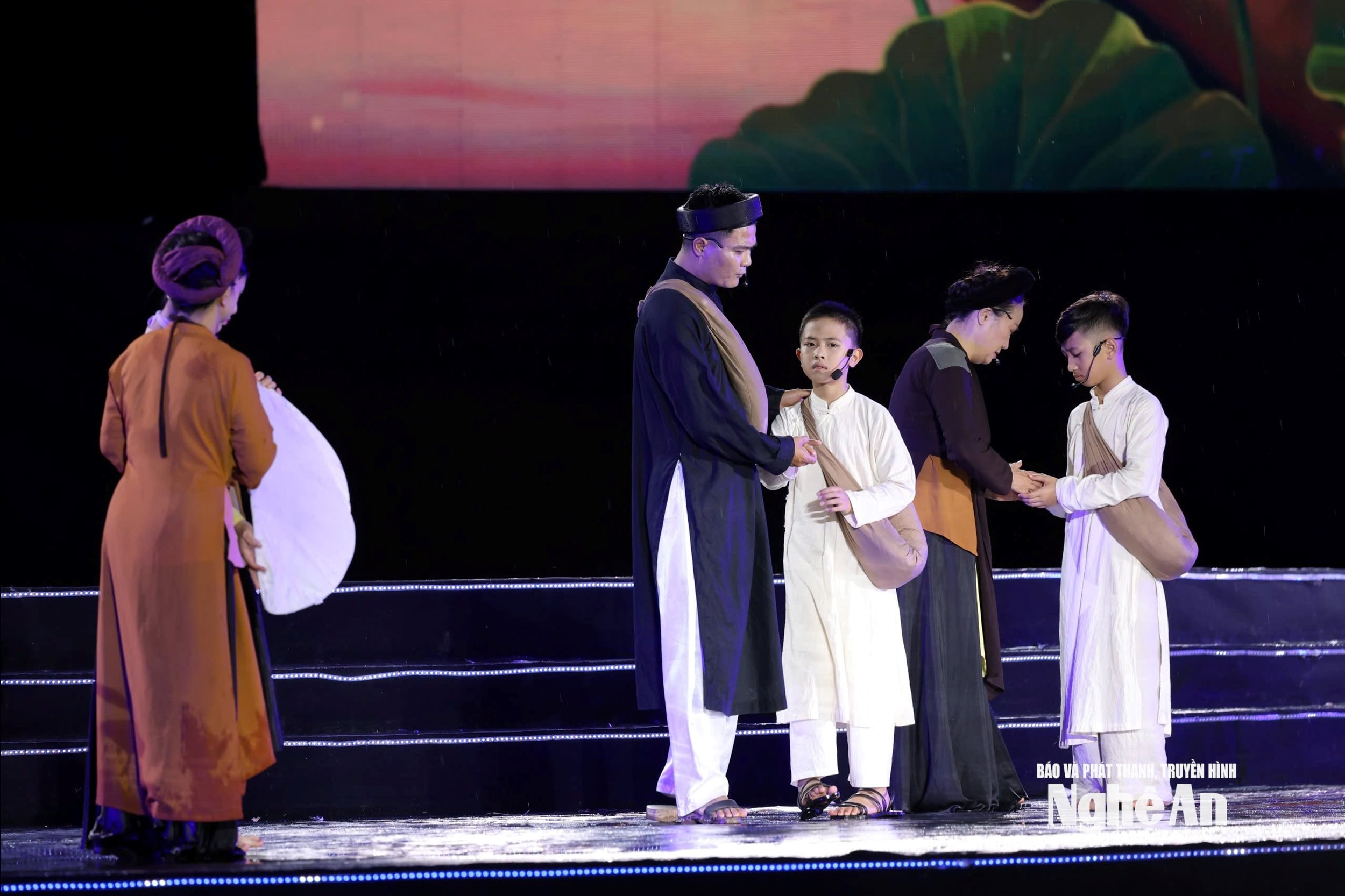 Công Minh với những nét diễn có hồn trên sân khấu Hồn Sen Việt trong vở kịch hát Lời ký thác của quê hương