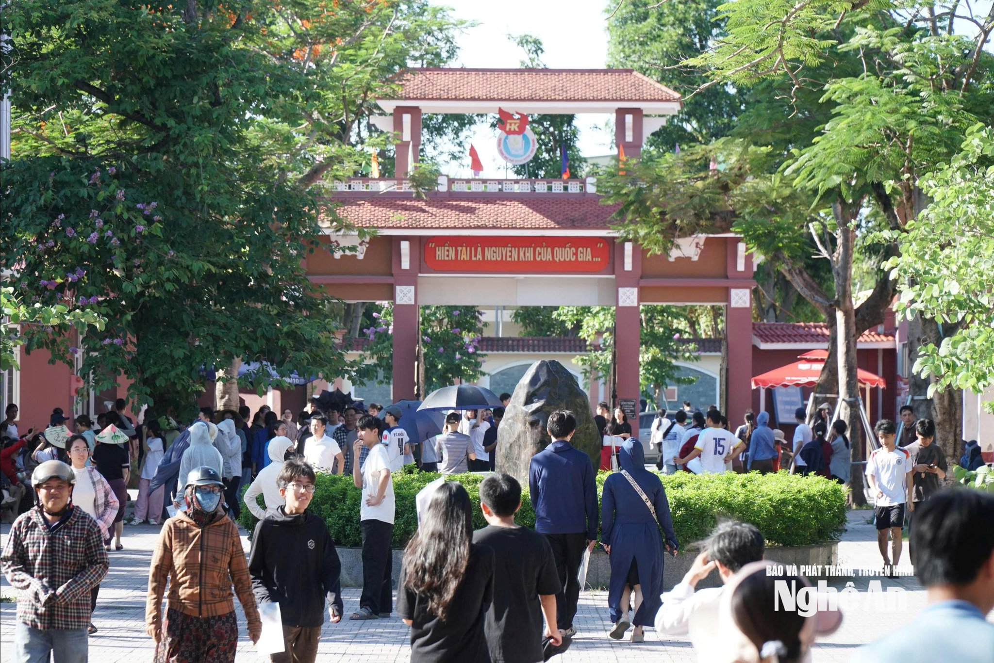 bna_truong-thpt-huynh-thuc-khang-la-diem-thi-co-so-luong-thi-sinh-du-thi-dong-nhat-tinh-voi-hon-2000-em.-anh-my-ha.jpg