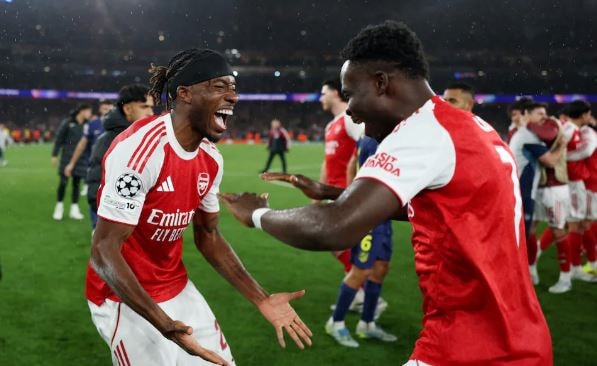 Các cầu thủ Arsenal ăn mừng chiến thắng