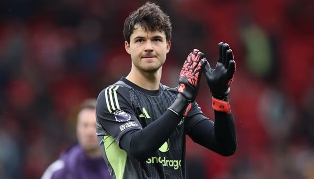 Thủ thành Senne Lammens trong màu áo Manchester United.