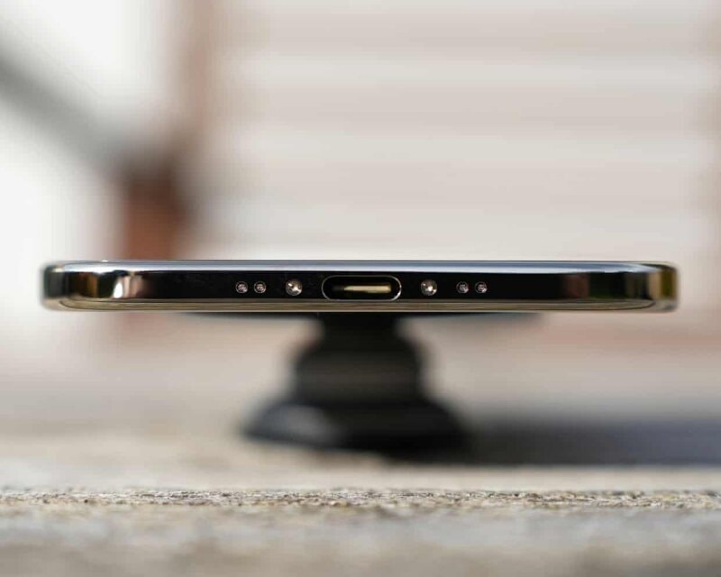 Các cổng kết nối và nút bấm trên iPhone 17 Air