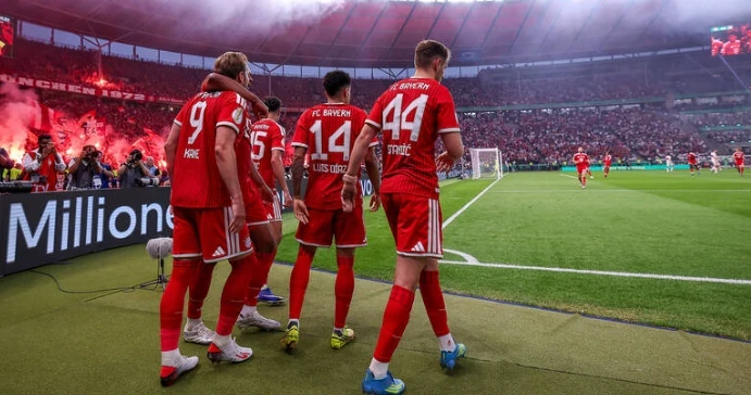 Bayern hủy diệt Stuttgart.
