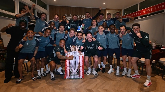 Arsenal ăn mừng chức vô địch Ngoại hạng Anh sau 22 năm chờ đợi