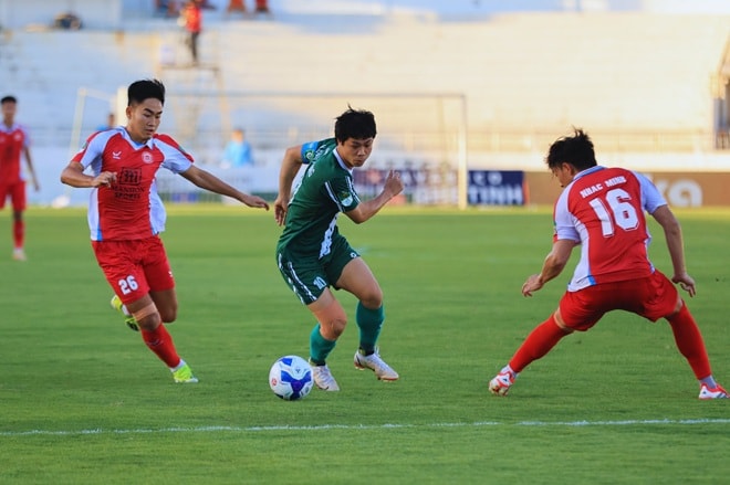 Công Phượng cùng đồng đội đang hướng tới chức vô địch giải Hạng Nhất để thăng hạng V-League.