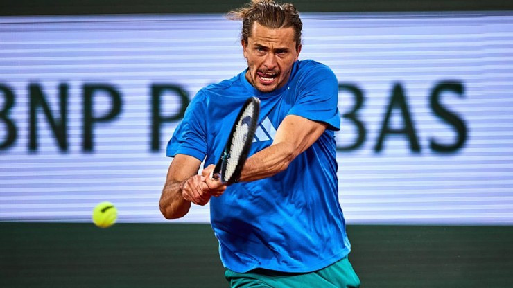 Alexander Zverev phô diễn kỹ thuật trên mặt sân đất nện