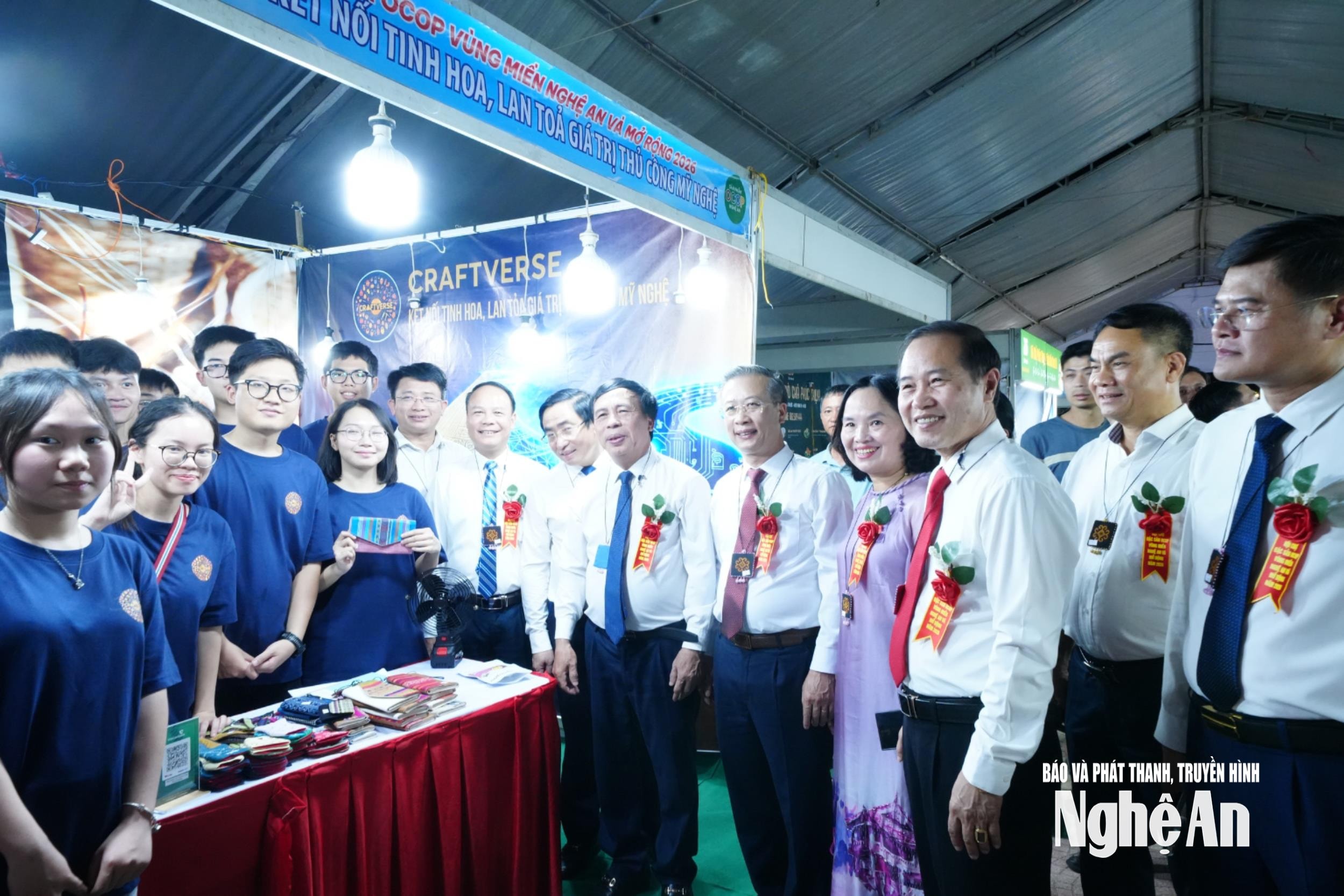 bna_-cac-dai-bieu-tham-quan-gian-hang-40c7098cd31ddad3c9b5c4f5726b5804(1).jpg