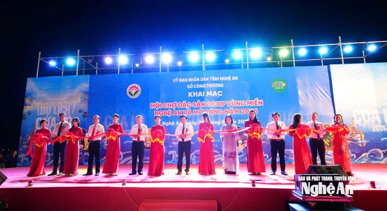 Các đại biểu cắt băng khai mạc hội chợ