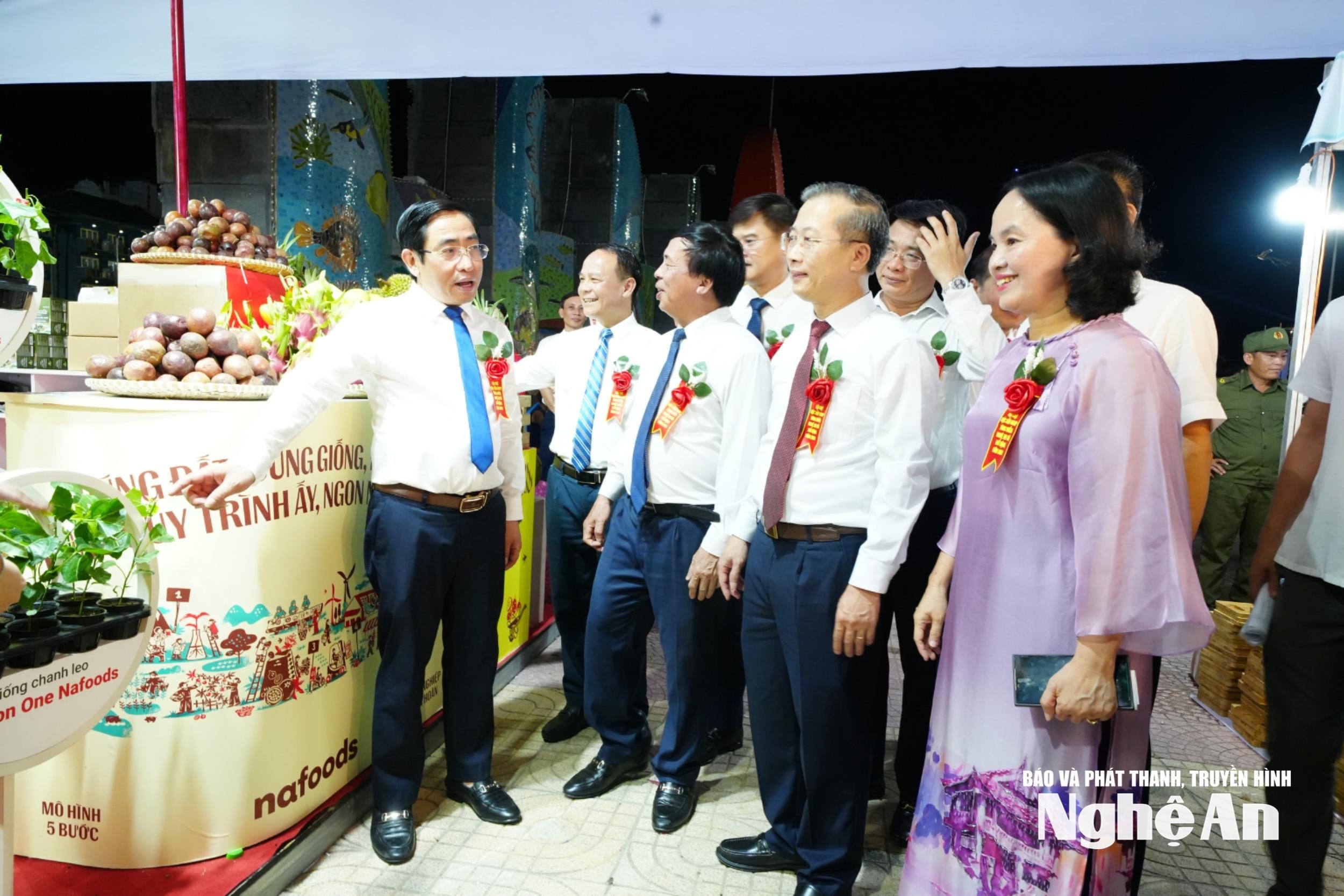 bna_cac-dai-bieu-tham-quan-cac-gian-hang-tai-hoi-cho(4).jpg