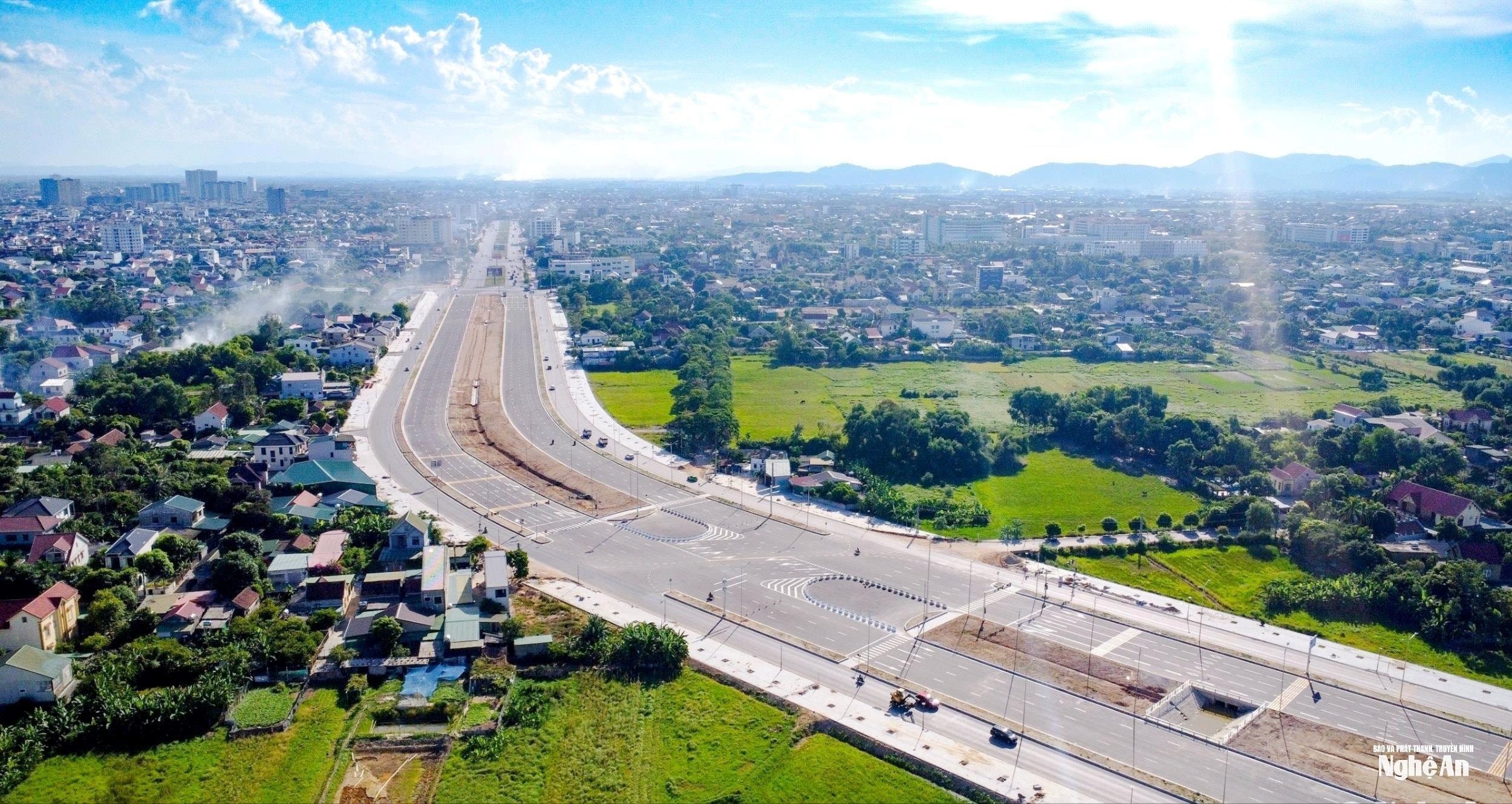 Đại lộ Vinh - Cửa Lò là tuyến giao thông lớn hiện đại bậc nhất tỉnh Nghệ An với chiều dài hơn 10km. Ảnh: Thành Cường