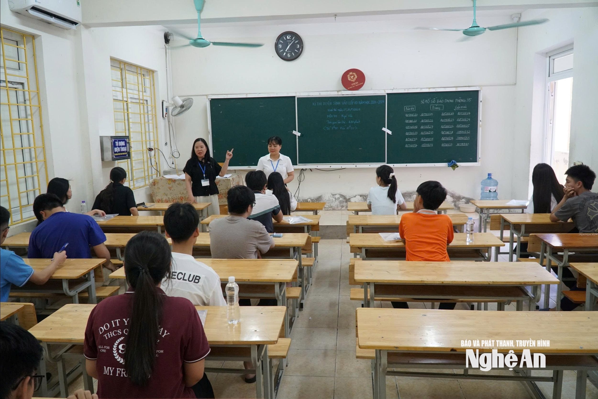 Thí sinh dự thi môn Ngữ văn. Ảnh - Mỹ Hà