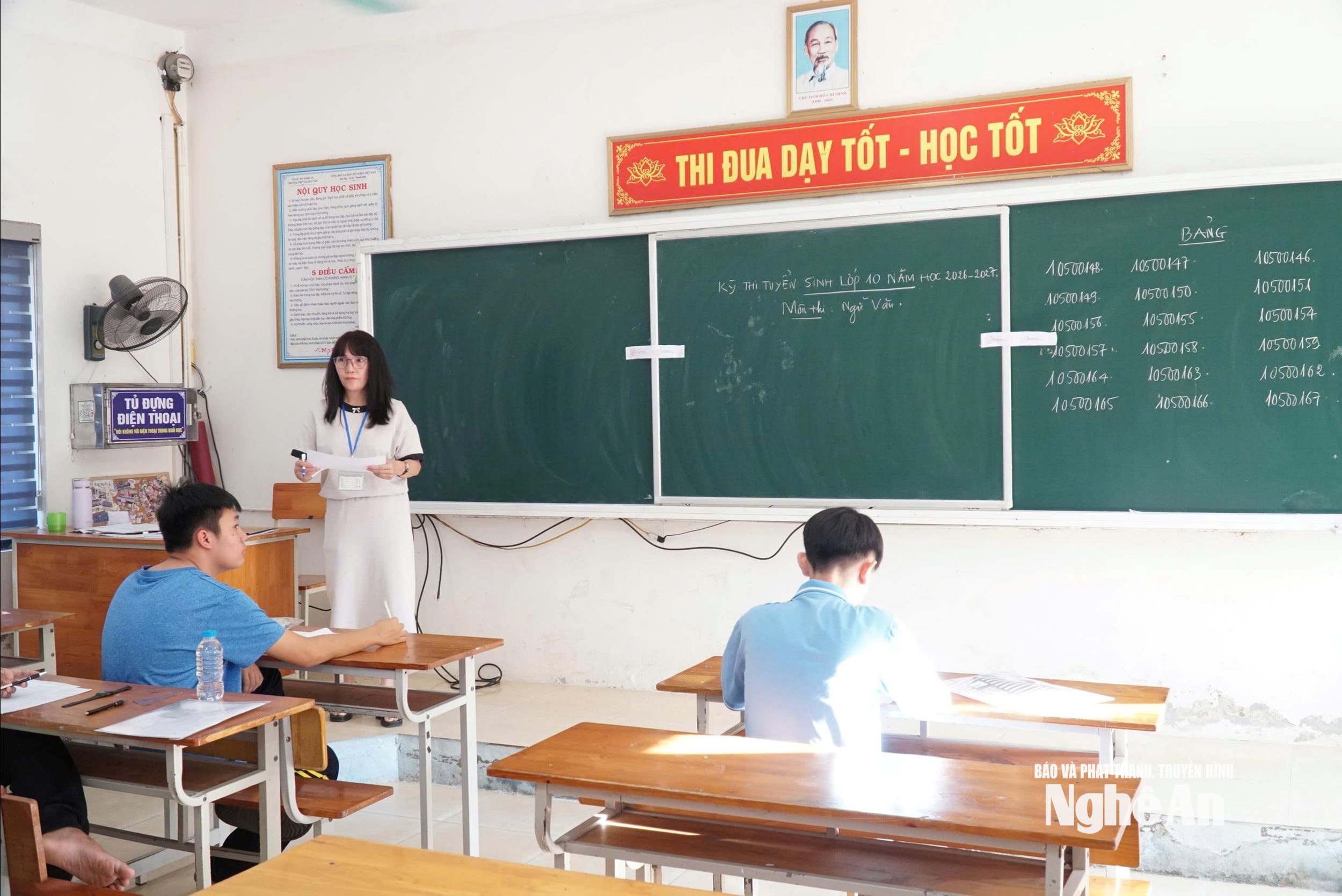 Thí sinh tại điểm thi Trường THPT Hà Huy Tập bắt đầu làm bài môn Ngữ văn. Ảnh - Mỹ Hà