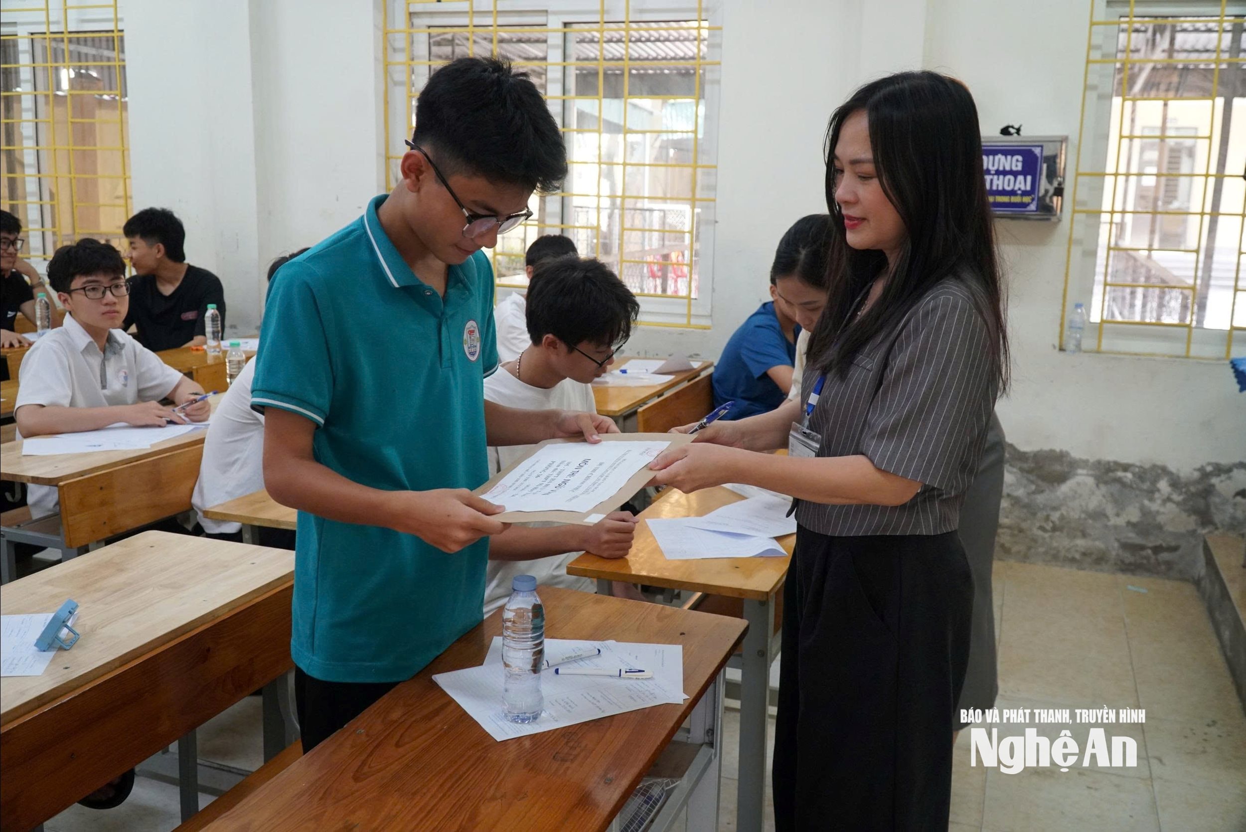 Thí sinh tại điểm thi Trường THPT Hà Huy Tập kiểm tra niêm phong đề thi môn Ngữ văn. Ảnh - Mỹ Hà
